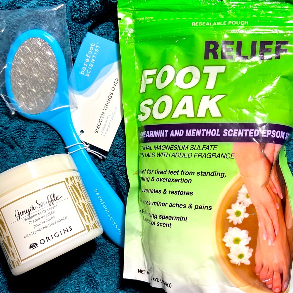 Pamper Your Feet Spa Gift Set 3 Pc.Soak, Exfoliate & Origins Whipped Body Butter